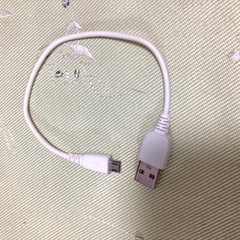ホワイト系USB-A to Micro USBケーブル２本&USB-A to ライトニングケーブル１本:色々３本:未使用ありの画像
