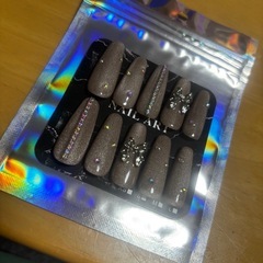 グレージュマグネット ストーン チェーン リボン付きネイルチップ ギャルの画像