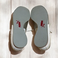 PUMA プーマ スニーカー 23.5 白 シルバー 赤 ローカットの画像