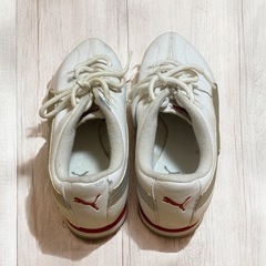 PUMA プーマ スニーカー 23.5 白 シルバー 赤 ローカットの画像