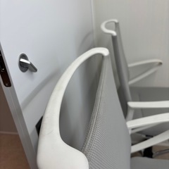 オカムラ　ハイチェア　ライトグレー　定価126,500円→13,500円　2台の画像