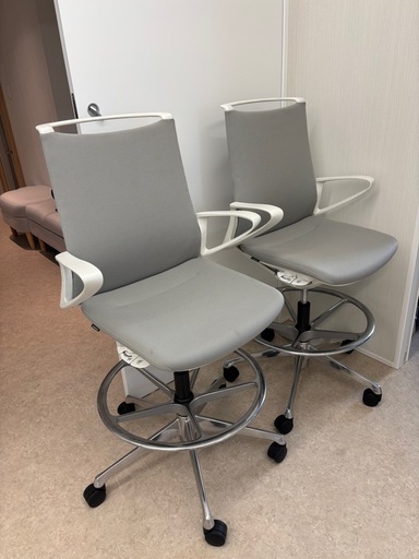 オカムラ　ハイチェア　ライトグレー　定価126,500円→13,500円　2台