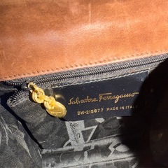 【直接受け渡し願】訳あり！正規品フェラガモミニバッグの画像