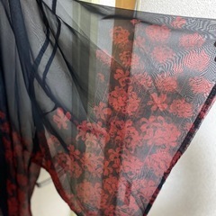 アクシーズファム カワイイ 彼岸花柄シアー着物風羽織黒 Mの画像