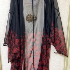 アクシーズファム カワイイ 彼岸花柄シアー着物風羽織黒 Mの画像