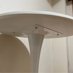 ホワイト円形テーブルの画像