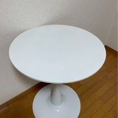 ホワイト円形テーブルの画像