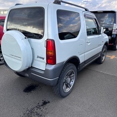 スズキ ジムニー LAND VENTURE 4WD（2006年式）  価格：340,000円 車検：2年間付き（新規取得） 走行距離：115,000km 駆動方式：4WD カラー：パールホワイト ミッション：FAT 排気量：660cc  状態はとても良く、エンジン・走行ともに問題ありません。 冬道にも強く、これからの季節に最適な一台です。  現車確認・試乗大歓迎です！ 気になる方はお気軽にメッセージください。の画像