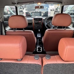 スズキ ジムニー LAND VENTURE 4WD（2006年式）  価格：340,000円 車検：2年間付き（新規取得） 走行距離：115,000km 駆動方式：4WD カラー：パールホワイト ミッション：FAT 排気量：660cc  状態はとても良く、エンジン・走行ともに問題ありません。 冬道にも強く、これからの季節に最適な一台です。  現車確認・試乗大歓迎です！ 気になる方はお気軽にメッセージください。の画像