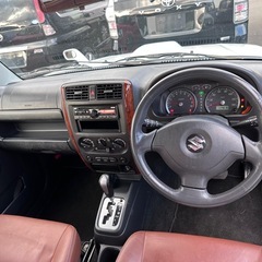 スズキ ジムニー LAND VENTURE 4WD（2006年式）  価格：340,000円 車検：2年間付き（新規取得） 走行距離：115,000km 駆動方式：4WD カラー：パールホワイト ミッション：FAT 排気量：660cc  状態はとても良く、エンジン・走行ともに問題ありません。 冬道にも強く、これからの季節に最適な一台です。  現車確認・試乗大歓迎です！ 気になる方はお気軽にメッセージください。の画像