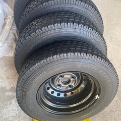 145R12LTスタッドレスタイヤ４本の画像