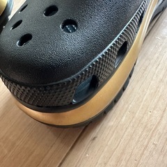 crocs MEGA CRUSH METALLIC CLOG ブラック/ゴールド　26cmの画像