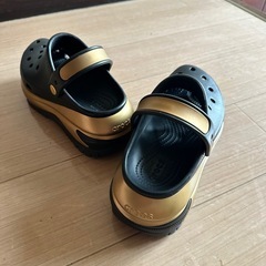 crocs MEGA CRUSH METALLIC CLOG ブラック/ゴールド　26cmの画像