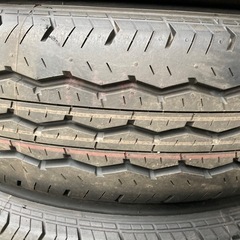 新車剥がし　BRIDGESTONE 195/80R15 25年製　夏タイヤ　ハイエース等の画像