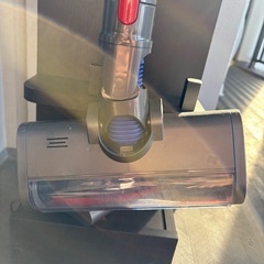 【大人気】早い者勝ち！Dyson ダイソン 掃除機 コードレス　充電スタンド・ブラシノズル2種・リモコン収納の画像
