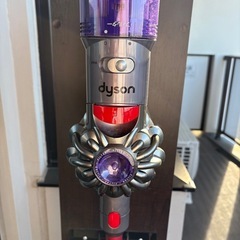 【大人気】早い者勝ち！Dyson ダイソン 掃除機 コードレス　充電スタンド・ブラシノズル2種・リモコン収納の画像