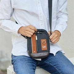 【新品】Lee ショルダーバッグ ボディバッグ カーキ　タテ型の画像