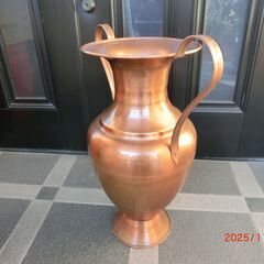 銅製の花瓶の画像
