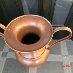 銅製の花瓶の画像