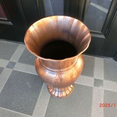 銅製の花瓶の画像