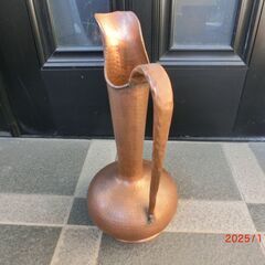 銅製の花瓶、水差しの画像