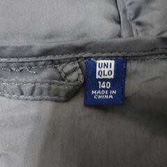 ( E-70 )UNIQLO ユニクロ BOYS ライトウォームパデットパーカ ブラック 黒 １４０サイズ 111-409219 中古の画像