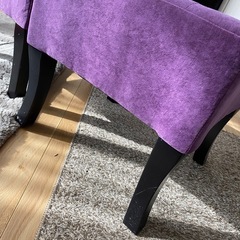 🟣色のかわいい椅子の画像