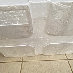 大きな発泡スチロール箱の画像