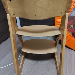 【無料】子ども用ハイチェアと多目的椅子の画像