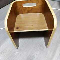 【無料】子ども用ハイチェアと多目的椅子の画像