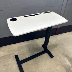ベッドサイドエアーテーブル　コンセントUSBポート有り　定価3万円の画像