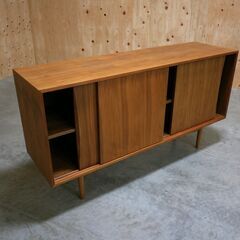 ≪zyt2611ジ≫ 北欧風サイドボード 幅160cm 高さ75cm 3枚引き戸 ウォールナット材？ おしゃれ/男前/ヴィンテージ/キャビネット/中古家具/リユースストレージ仙台 071128-05の画像