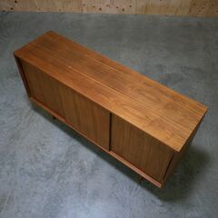 ≪zyt2611ジ≫ 北欧風サイドボード 幅160cm 高さ75cm 3枚引き戸 ウォールナット材？ おしゃれ/男前/ヴィンテージ/キャビネット/中古家具/リユースストレージ仙台 071128-05の画像