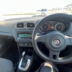 フォルクスワーゲン ポロ赤の画像