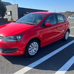 フォルクスワーゲン ポロ赤の画像