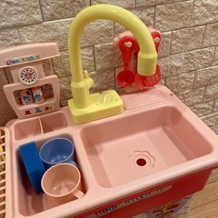 美品たのしくおままごとお水が出るよ！シンクセットの画像