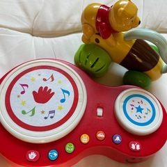 ベビー服とおもちゃの画像