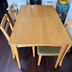 ダイニングテーブルの画像