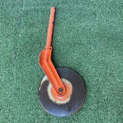 【売切御免！】982 鳥取県発 トラクター用 尾輪 1本のみ 丸軸 部品 パーツ 現状販売 広島 岡山 島根 兵庫 あぐり家鳥取中央店の画像