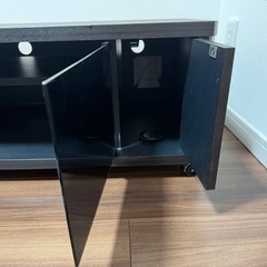 テレビ台 黒 収納スペースありの画像
