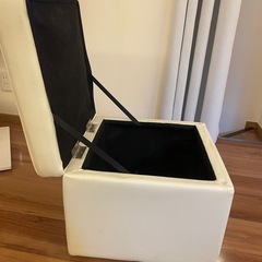 収納付き椅子の画像