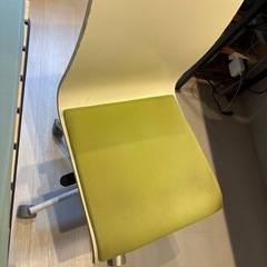 折りたたみテーブルと回転椅子の画像