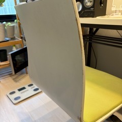 折りたたみテーブルと回転椅子の画像