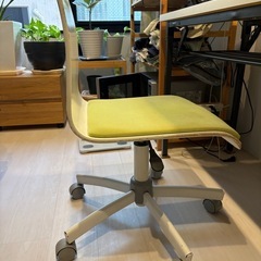 折りたたみテーブルと回転椅子の画像