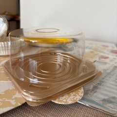 ケーキの箱、キャンドル、お弁当シートなどの画像