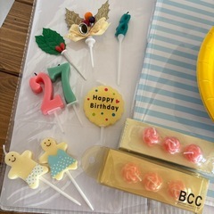 ケーキの箱、キャンドル、お弁当シートなどの画像