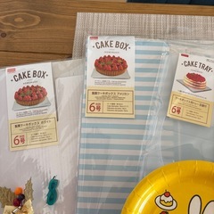 ケーキの箱、キャンドル、お弁当シートなどの画像