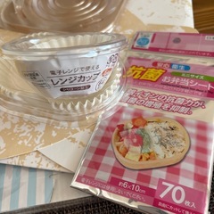 ケーキの箱、キャンドル、お弁当シートなどの画像