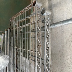 4段　錆びてるスチールラック、棚の画像