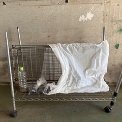 4段　錆びてるスチールラック、棚の画像